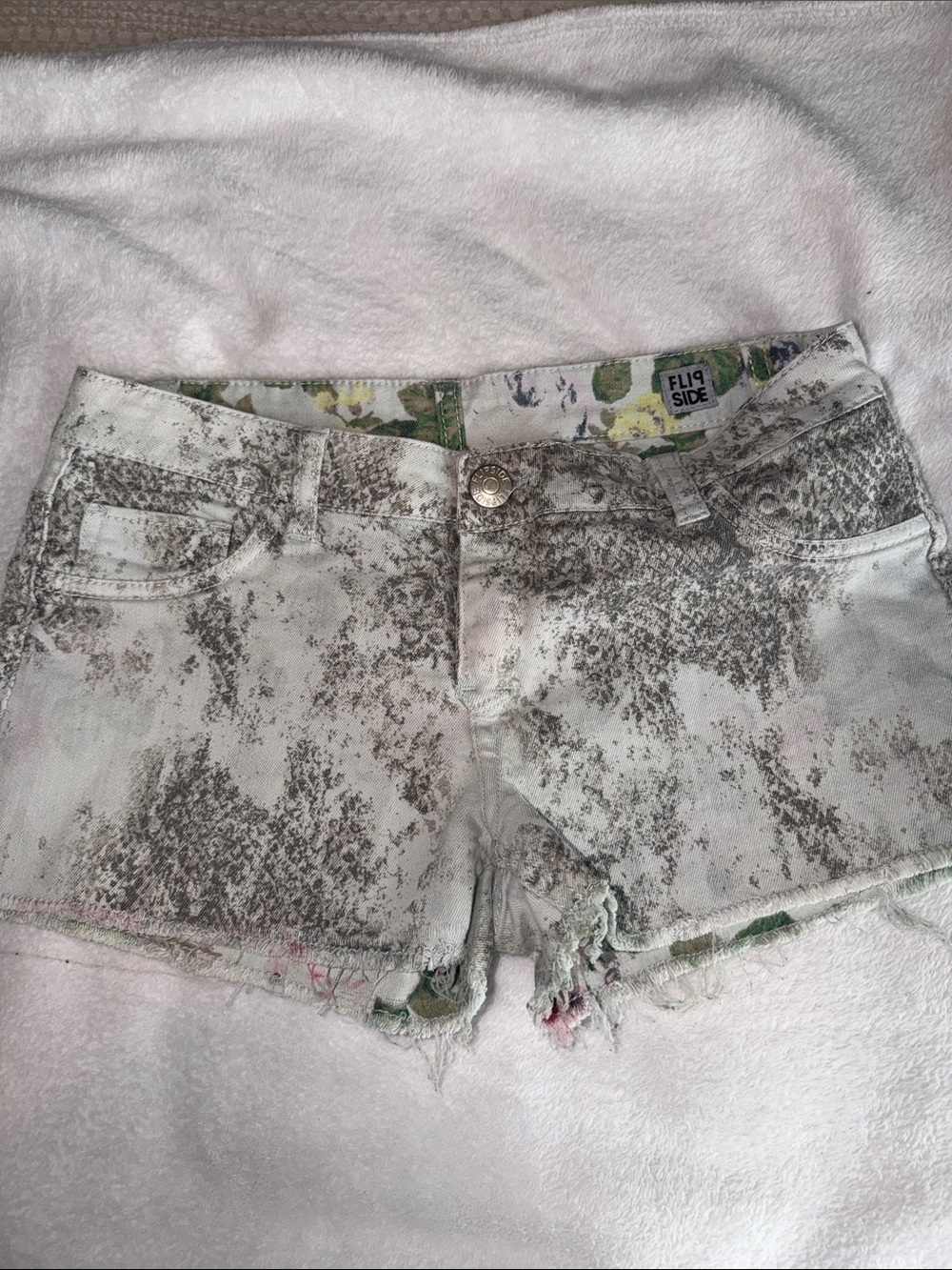 FLY SIDE Women's Distressed Snake-Print Denim Shorts in White/Gray